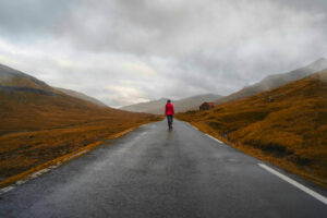 Terimalah ketetapan yang seorang sahabat itu datang dan pergi dalam kehidupan ini (Velina Bozhilova - Unsplash)