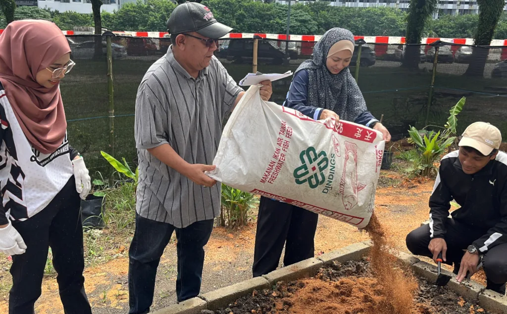Penduduk menyediakan tapak semaian dengan baja kompos yang disediakan (3)