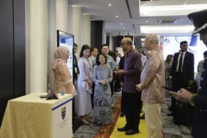 Asiyah menerangkan penyelidikannya kepada Presiden Singapura dan DYMM Sultan Perak