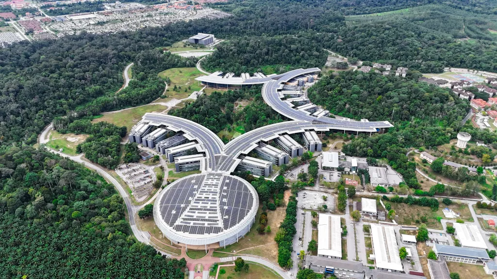 Gentari dan UTP Perkukuh Usaha Pensolaran Kampus