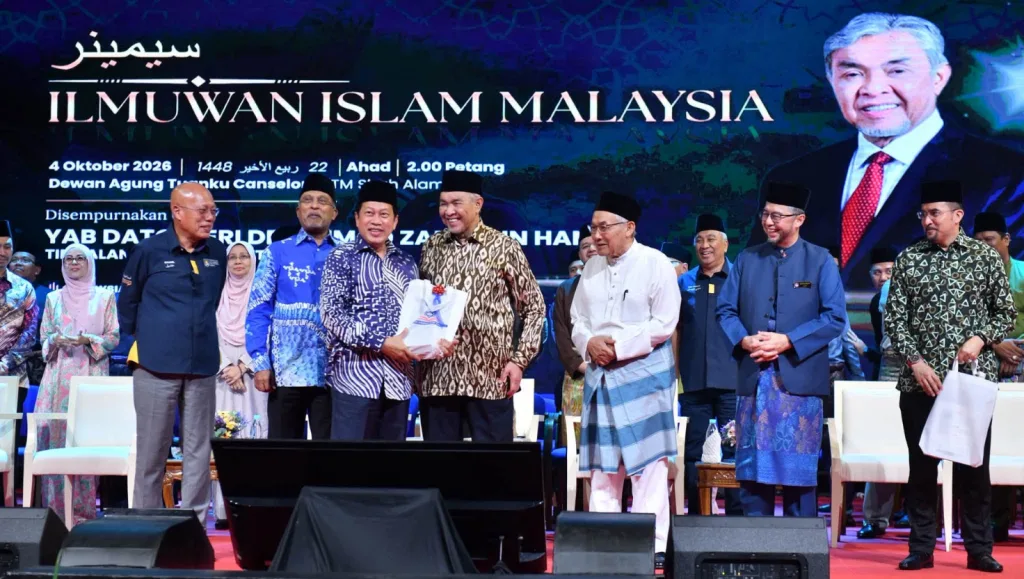 Ahmad Zahid seru 85,000 mahasiswa UiTM ‘merdekakan akal’, kuasai kepakaran