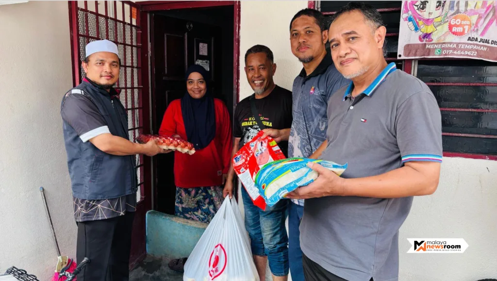 Prihatin nasib warga emas, UiTM salur RM10,000 bantuan banjir